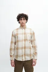 Camisa a cuadros beige y blanco, de manga larga y corte clásico.