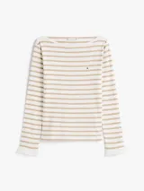 Sweater de manga larga con cuello barco y sutiles volantes en el borde. Presenta un diseño de rayas horizontales en tonos blanco y beige.