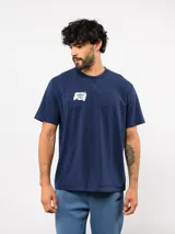 Remera de manga corta color azul marino, con cuello redondo y logo de la marca estampado en blanco en el pecho.
