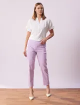 Pantalón verde esmeralda de gabardina elastizada, marca Zac & Rachel, de corte recto con pretina ancha pespunteada y largo al tobillo. Presenta bolsillos simulados.