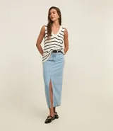 Pollera midi de jean color celeste claro, con corte recto, cintura con trabillas, cierre frontal con botones y una abertura central en el frente.