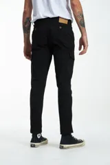 Pantalón cargo gris de gabardina, corte slim, con bolsillos laterales con solapa y bolsillos traseros con ojal y botón. Presenta efecto teñido en la tela.