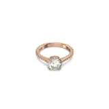 Anillo de cóctel con baño en tono oro rosa, con piedra central talla princesa y pavé de cristales blancos a lo largo del diseño y de la banda.