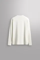 Camiseta de entrenamiento de manga larga y cuello redondo, confeccionada en tejido técnico ligero y elástico con tecnología de secado rápido. Presenta costuras planas para mayor resistencia y comodidad durante el movimiento, con un pequeño logo estampado en el bajo.