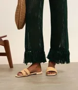 Sandalias planas color beige con puntera cuadrada y tiras anchas con efecto rafia.