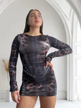 Minivestido ajustado con estampado de leopardo y detalles de denim con tachas.