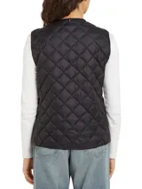 Chaleco negro acolchado con relleno de plumón, sin cuello y cierre a presión.