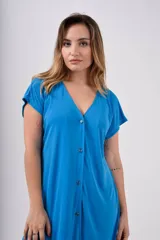 Camisa corta color celeste con botones frontales y cuello en V.