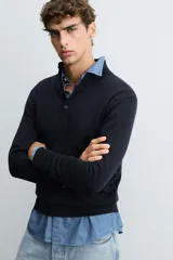Jersey de punto de lana con ajuste regular, cuello subido y cierre frontal con botonadura. Presenta manga larga y acabados en rib en puños y ruedo.