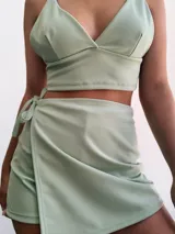 Short pollera blanco con lazo lateral.