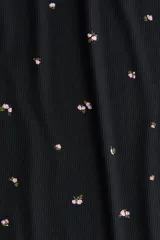 Pijama de dos piezas confeccionado en punto acanalado de modal. Incluye una remera de cuello redondo con mangas cortas terminadas en ribete de encaje y un pantalón con cintura elástica y corte levemente acampanado.