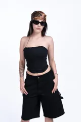 Top tipo corset negro, sin mangas y con breteles finos.