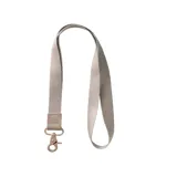 Llavero tipo lanyard de tela tejida color beige, con gancho metálico y detalle de pieza de cuero sintético con logo grabado.