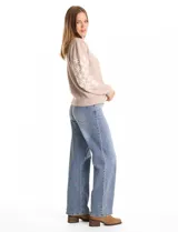 Buzo de punto marca Pinch, color marrón claro, con cuello redondo y mangas largas. Presenta un diseño de flores blancas bordadas a lo largo de las mangas y detalle de frunce en los hombros. Cuenta con puños y ruedo acanalados.