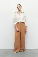 Pantalón de vestir color camel, de tiro alto y corte palazzo.