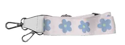 Correa para cartera de tela blanca con estampado de flores celestes y centro verde, con herrajes metálicos plateados y extremos en cuero sintético.