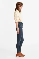 Jeans Levi's modelo Mile High Super Skinny de tiro súper alto. Confeccionados en denim stretch, presentan un corte ajustado en cadera, muslos y piernas, extendiéndose hasta el tobillo. Cuentan con cierre de bragueta y diseño de cinco bolsillos.