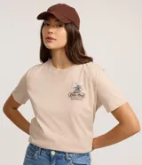 Remera de manga corta y escote redondo, color beige, con un pequeño estampado localizado en el pecho del personaje Remy de Ratatouille con el texto "Little Chef Ratatouille".