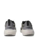 Championes urbanos Topper modelo Drive 2, color verde oliva con detalles en negro y gris. Presentan una combinación de malla transpirable y refuerzos sintéticos, con el logo de la marca en el lateral y una entresuela robusta de color beige.