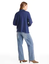 Campera liviana de modal con cuello solapa y cierre frontal mediante broches metálicos. Presenta mangas largas con detalles de bordado floral calado y puños en rib, además de bolsillos laterales funcionales.