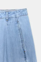 Jeans de tiro medio con corte wide leg y pinzas delanteras. Presenta bolsillos frontales, bolsillos de plastrón en la parte trasera, cierre frontal con cremallera, botón interior y ganchos metálicos.