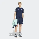 Short de fútbol Adidas de la colección Alemania Originals, color azul marino con diseño de rayas verticales sutiles. Presenta las tres tiras características de la marca en los laterales en color celeste y el escudo de la selección alemana en el muslo derecho.