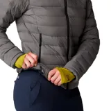 Campera gris de plumas con capucha, cierre frontal completo, bolsillos laterales con cierre y logo de la marca en el pecho.