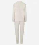 Pijama de dos piezas confeccionado en tejido fleece de tacto suave y aspecto peludo. Incluye una blusa de manga larga con cuello redondo y un pantalón con cintura elástica, ambos con estampado de cuadros vichy en tonos pastel.