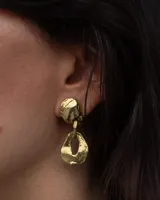 Aros colgantes con forma irregular, realizados en bronce y alpaca, con pernos y cierres mariposa de plata 925.