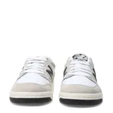 Championes New Balance 480 Court de estilo retro inspirado en el básquet, con exterior de cuero blanco y refuerzos de gamuza en tono gris claro. Presenta el logo N en color negro en los laterales, cordones blancos y suela de goma con base negra.