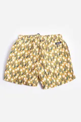 Short de baño celeste con estampado de hojas pequeñas en tonos verdes y blancos. Cuenta con cintura elástica con cordón ajustable, bolsillos laterales y un parche circular con logo en la parte inferior.