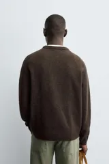 Jersey de corte regular fit confeccionado en una mezcla de lana y cashmere. Presenta cuello redondo, manga larga y acabados en rib en puños y bajo.