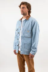 Campera de jean celeste de 14 onzas, 100% algodón, forrada con corderito y cuello de pana marrón.
