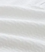 Polo de manga corta para hombre, color blanco, con cuello polo y cierre frontal de cremallera. Presenta una textura tejida sutil en toda la prenda.