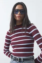 Polera de tejido rib al cuerpo con diseño de rayas horizontales en color bordó y celeste, cuello alto y manga larga.