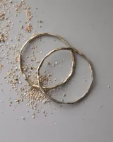 Pulsera rígida de bronce y alpaca, adaptable a muñecas de 13 a 15 cm.