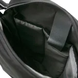 Bolso bandolera Caterpillar de color negro, con detalles en amarillo y tiras ajustables. Cuenta con un compartimento principal, un bolsillo frontal con cremallera y el logo de la marca bordado.
