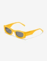 Gafas de sol rectangulares unisex Hawkers modelo Heaven, color amarillo con lentes grises.