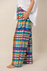 Pantalón ancho estampado a cuadros multicolor, con cintura elástica y cordón ajustable. Cuenta con bolsillos laterales.