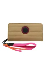 Billetera Trendy color beige con cierre y correa de muñeca fucsia.