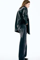 Jean de tiro alto y pierna ancha estilo wide leg, en denim de color negro con efecto gastado.