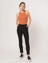 Pantalón chupín color beige de gabardina elastizada con tajitos frontales en el ruedo, pierna recta justa y bolsillos laterales.