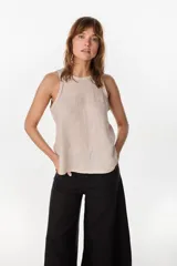Blusa marrón de lino, sin mangas, con escote redondo y corte evasé. Presenta una costura vertical central en el frente y bajo asimétrico.