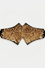 Cinturón negro con apliques decorativos dorados de lentejuelas y bordados en forma de abanico.