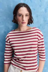 Remera a rayas horizontales rojas y beige, con mangas 3/4 y escote bote.