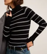 Suéter de punto negro con rayas horizontales blancas, cuello alto y mangas largas.