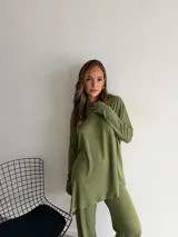 Conjunto de dos piezas compuesto por un buzo de corte oversize con mangas largas y un pantalón de corte recto y holgado, confeccionado en tejido de lanilla color verde oliva.