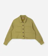 Campera corta color verde oliva, confeccionada en viscolino, con cuello inglés, abotonada adelante, bolsillos y manga larga ajustada.