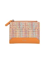 Monedero rectangular con diseño tejido multicolor y base color naranja. Cuenta con cierre superior y broche imantado.