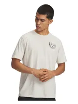 Remera de manga corta color beige con cuello redondo acanalado y estampa pequeña en el pecho con el texto Iron Paradise.